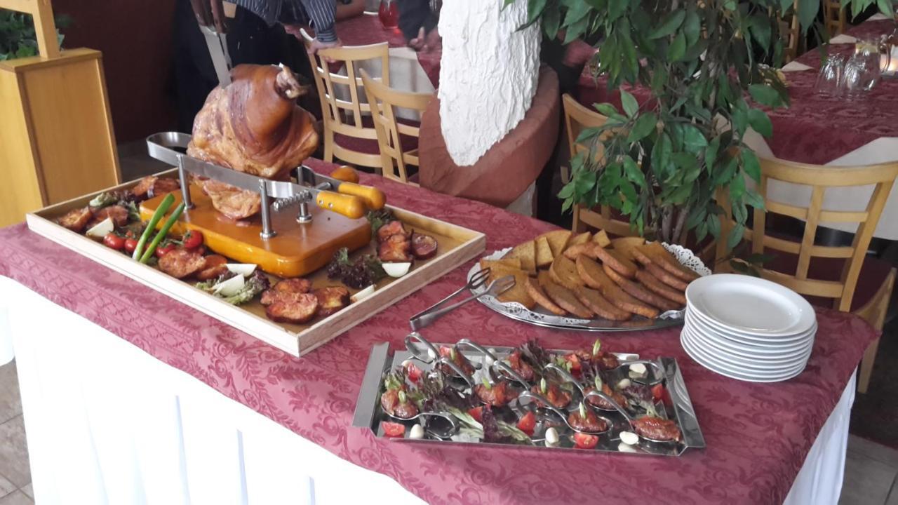 Penzion Fantasy - Restaurant Lipník nad Bečou المظهر الخارجي الصورة